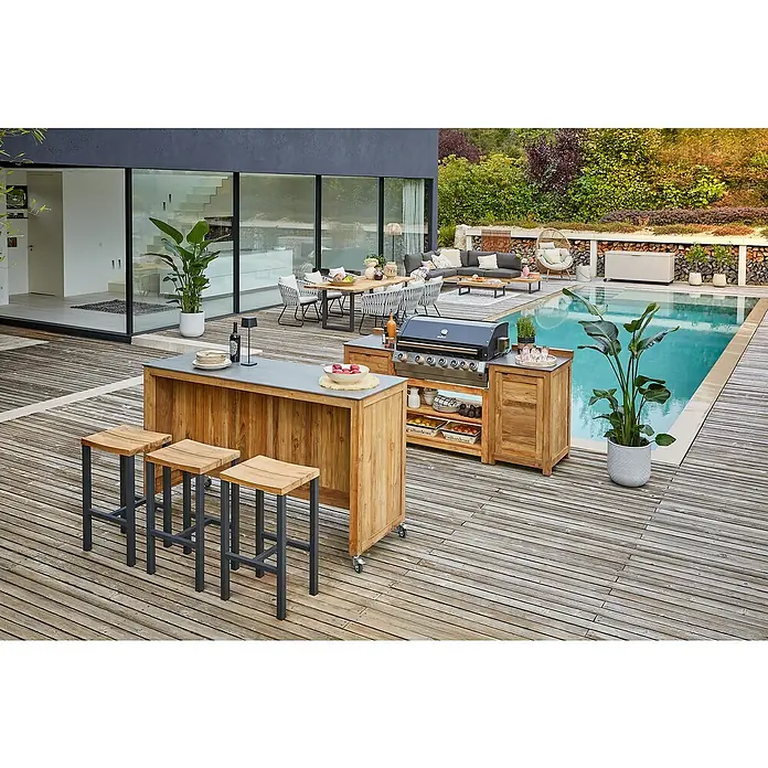 Sunfun Zoe Outdoorküchen-Modul Grillbar - Braun, B x T x H: 188 x 67 x 110,2 cm, Teakholz - Bild einer modernen Outdoor-Küche mit Grill, Bar und Hockern neben einem Pool auf einer Terrasse.