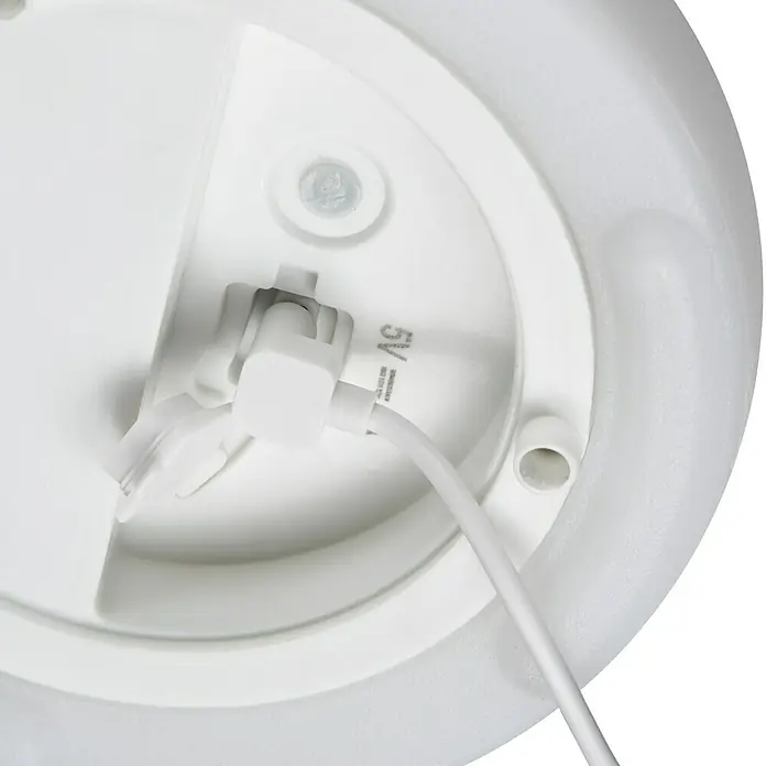 FHL easy Akku-Tischleuchte TERMOLI - 1,5 W, L x B x H: 15 x 15 x 25 cm, Weiß, RGB - Nahaufnahme eines weißen Geräts mit einem eingesteckten USB-Kabel, das eine 5V-Stromversorgung anzeigt.