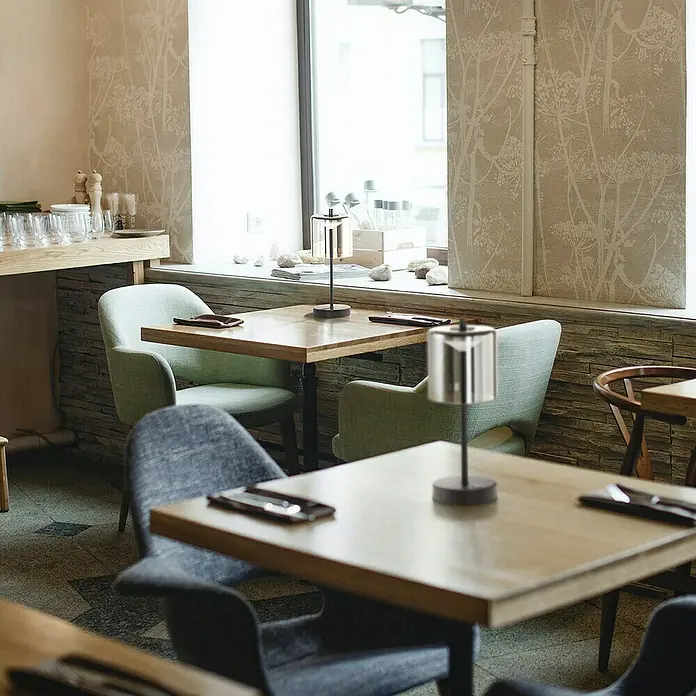 FHL easy Akku-Tischleuchte RIVA - 2 W, L x B x H: 13 x 13 x 34,5 cm, Rauchschwarz/ Sandschwarz, Mehrfarbig - Ein stimmungsvolles Restaurantinterieur mit modernen Tischlampen, die eine angenehme Atmosphäre schaffen. Elegantes Design und warmes Licht.