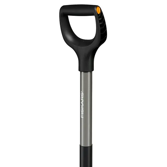 Fiskars Ergonomic Dunggabel - Arbeitsbreite: 22 cm, Anzahl Zinken: 4, Ergonomischer Stiel - Nahaufnahme eines Fiskars Spatens mit schwarzem D-Griff und silberfarbenem Schaft, ideal für Gartenarbeiten und Landschaftsbau.