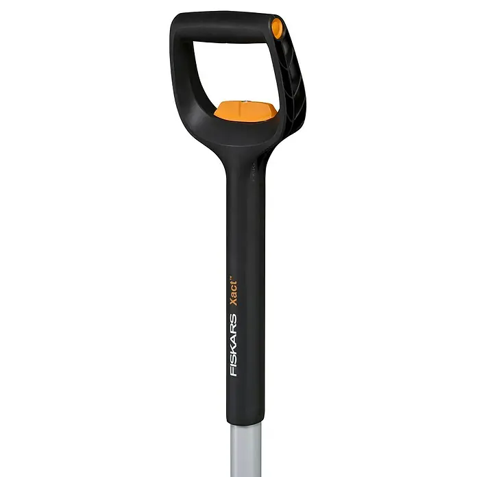 Fiskars Xact SpatengabelArbeitsbreite: 18,5 cm, Anzahl Zinken: 4, Teleskopstiel - Nahaufnahme eines Fiskars Xact Unkrautstechers mit D-Griff, der Komfort und effizientes Jäten im Garten verspricht.