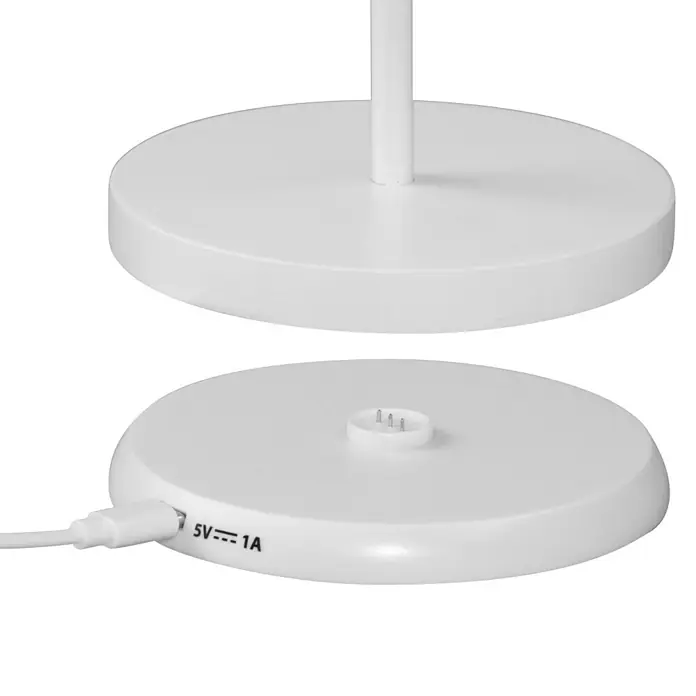 FHL easy Akku-Tischleuchte COSENZA 2.0 - 2 W, L x B x H: 11 x 11 x 34 cm, Sandweiß, RGB - Nahaufnahme der Ladestation einer Lampe, die 5V/1A Strom liefert, mit Kabelanschluss und weißem Design.