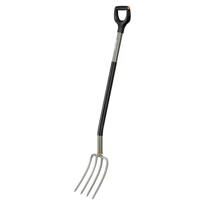 Fiskars Solid Dunggabel - Anzahl Zinken: 4, Langstiel - Nahaufnahme einer Fiskars-Grabegabel mit D-Griff, ideal für Gartenarbeiten. Das Werkzeug ist robust und langlebig.