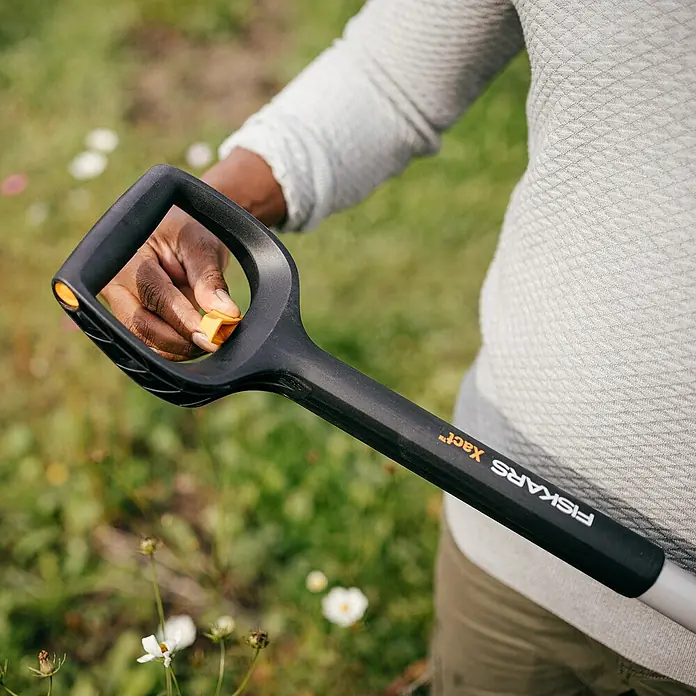 Fiskars Xact Spatengabel - Arbeitsbreite: 18,5 cm, Anzahl Zinken: 4, Teleskopstiel - Nahaufnahme einer Fiskars Xact Unkrautstecher mit ergonomischem Griff für einfache Bedienung im Garten.