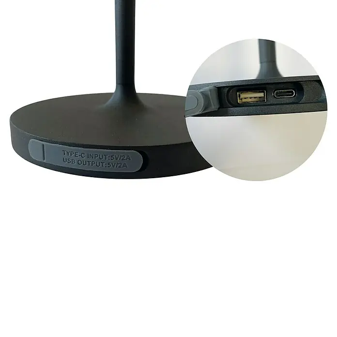 FHL easy Akku-Tischleuchte FLUS - 1,5 W, L x B x H: 15 x 15 x 38 cm, Schwarz, Warmweiß - Nahaufnahme einer schwarzen Tischlampe mit USB- und Typ-C-Anschlüssen für Stromversorgung und zum Aufladen anderer Geräte.