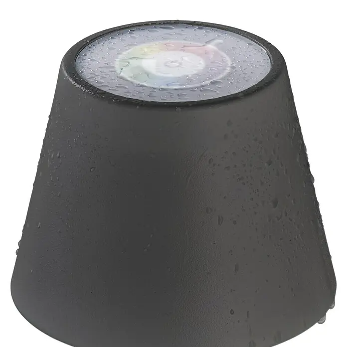 FHL easy Akku-Tischleuchte COSENZA 2.0 - 2 W, L x B x H: 11 x 11 x 34 cm, Sandschwarz, RGB - Nahaufnahme einer modernen, schwarzen Gartenleuchte mit Wassertropfen, die eine stimmungsvolle Beleuchtung im Außenbereich ermöglicht.