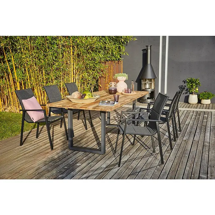 Sunfun Maja Gartenmöbel-Set - 8 -tlg., Baumkante/U-Gestell, Teak/Edelstahl/Textilen, Teak/Grau - Ein Gartentisch-Set mit Holzplatte und schwarzen Metallstühlen auf einer Holzterrasse, umgeben von Grün.