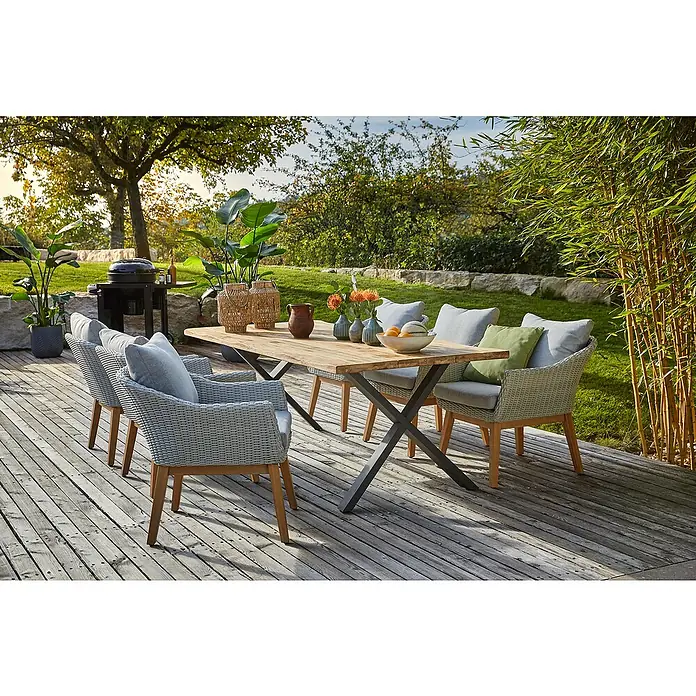 Sunfun Paula Gartenmöbel-Set XL - 8 -tlg., Baumkante/X-Gestell, Teak/Edelstahl/Polyrattan/Aluminium, Teak/Grau/Naturbraun - Einladender Außenbereich mit stilvoller Gartengarnitur: Holztisch mit grauen Stühlen und bequemen Kissen auf einer Terrasse.