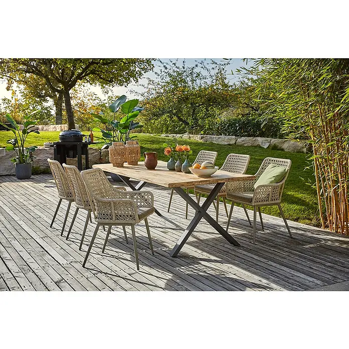 Sunfun Gartenmöbel-Set Zoe Dining - 8 -tlg., Baumkante/X-Gestell, Teak/Edelstahl/Kunststoffgeflecht, Teak/Grau - Ein einladender Essbereich im Freien mit einem Holztisch, umgeben von sechs Rattanstühlen, perfekt für Mahlzeiten im Garten.