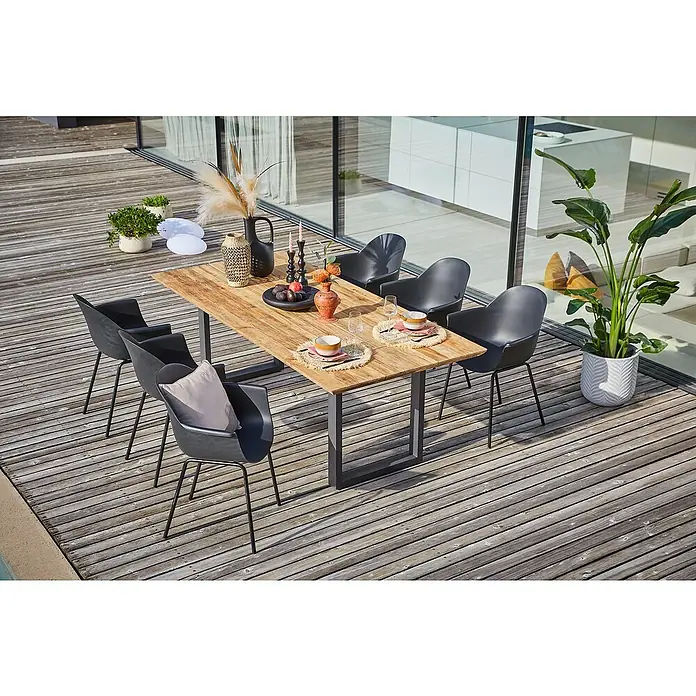 Sunfun Gartenmöbel-Set My - 8 -tlg., Schweizer-Kante/U-Gestell, Teak/Edelstahl/Kunststoff, Teak/Grau/Schwarz - Ein stilvolles Outdoor-Essset mit einem Holztisch und schwarzen Stühlen auf einer Holzterrasse, ideal für Mahlzeiten im Freien.
