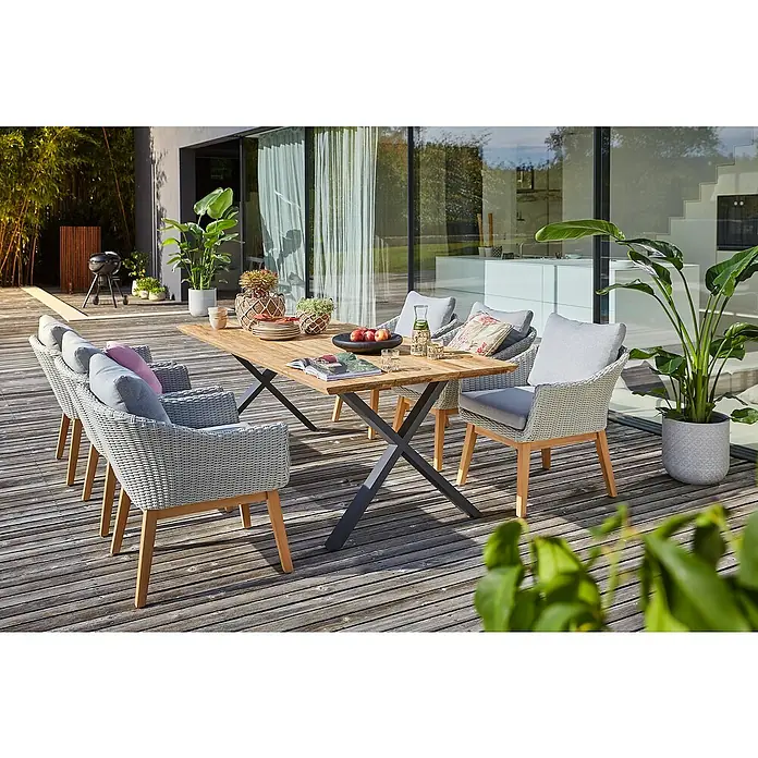 Sunfun Paula Gartenmöbel-Set XL - 8 -tlg., Schweizer-Kante/X-Gestell, Teak/Edelstahl/Polyrattan/Aluminium, Teak/Grau/Naturbraun - Ein einladender Essbereich im Freien mit einem Holztisch und sechs Rattanstühlen mit grauen Kissen. Perfekt für Mahlzeiten im Freien.