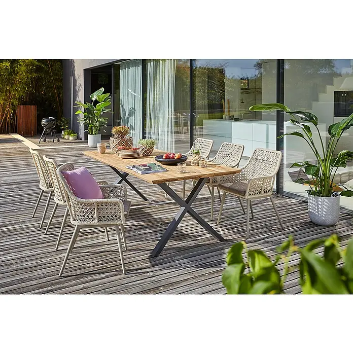 Sunfun Gartenmöbel-Set Zoe Dining - 8 -tlg., Schweizer-Kante/X-Gestell, Teak/Edelstahl/Kunststoffgeflecht, Teak/Grau - Einladender Essbereich im Freien mit einem Esstisch aus Holz und sechs Rattanstühlen auf einer Holzterrasse.