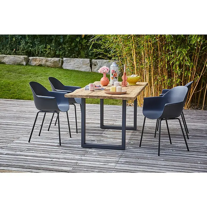 Sunfun Gartenmöbel-Set My - 6 -tlg., Baumkante/U-Gestell, Teak/Edelstahl/Kunststoff, Teak/Grau/Schwarz - Einladender Außenbereich mit einem rustikalen Holztisch und vier eleganten, schwarzen Stühlen auf einer Holzterrasse.