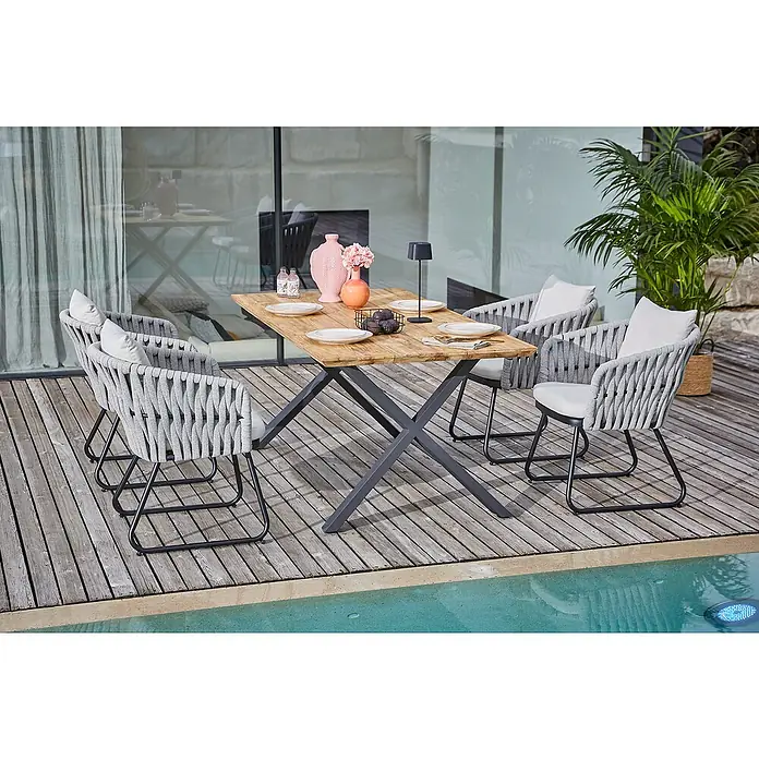 Sunfun Maja Gartenmöbel-Set - 6 -tlg., Teak/Edelstahl/Seilgeflecht, Teak/Grau/Beige, Schweizer-Kante/X-Gestell - Ein stilvolles Outdoor-Essset mit einem Holztisch und vier grauen Seilsesseln mit schwarzen Metallbeinen neben einem Pool.
