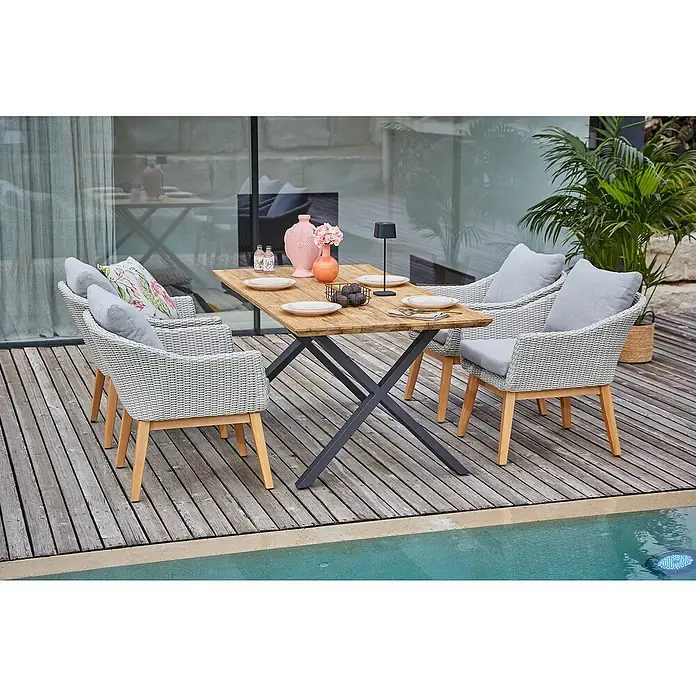 Sunfun Paula Gartenmöbel-Set XL - 6 -tlg., Schweizer-Kante/X-Gestell, Teak/Edelstahl/Polyrattan/Aluminium, Teak/Grau/Naturbraun - Ein stilvolles Gartenmöbel-Set mit einem Holztisch und vier Korbstühlen mit grauen Kissen, ideal für entspannte Stunden im Freien.