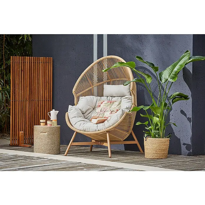 Garten-Beistelltisch rund - Ø x H: 37 x 40 cm, Braun - Stilvoller Rattansessel mit Kissen und Beistelltisch im Außenbereich.