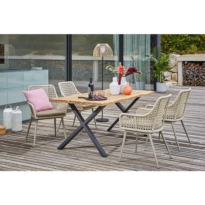 Sunfun Gartenmöbel-Set Zoe Dining - 6 -tlg., Baumkante/X-Gestell, Teak/Edelstahl/Aluminium/Kunststoffgeflecht, Teak/Grau/Sand - Bild einer modernen Gartengarnitur mit Holztisch, Stühlen mit Seilbespannung und Deko auf einer Holzterrasse.