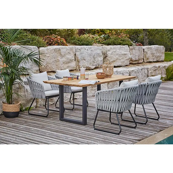 Sunfun Maja Gartenmöbel-Set - 6 -tlg., Teak/Edelstahl/Seilgeflecht, Teak/Grau/Beige, Schweizer-Kante/U-Gestell - Ein stilvolles Outdoor-Essset mit einem Holztisch und vier grauen Stühlen mit schwarzen Metallbeinen auf einer Holzterrasse.