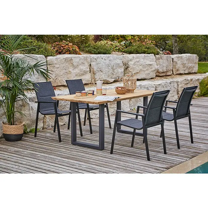 Sunfun Maja Gartenmöbel-Set - 6 -tlg., Schweizer-Kante/U-Gestell, Teak/Edelstahl/Textilen, Teak/Grau - Ein modernes Outdoor-Ess-Set mit einem Holztisch und vier Stühlen mit dunklen Rahmen auf einer Holzterrasse.