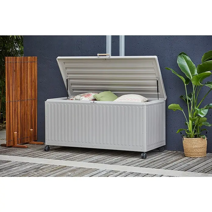 Gartenbox - 164 x 74 x 70 cm, Stahl, Hellgrau - Hier ist eine graue Gartenbox mit geöffnetem Deckel, die auf einer Terrasse steht. Kissen sind sichtbar.
