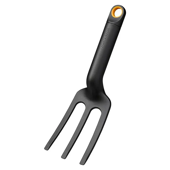 Fiskars Solid Hand-Kleinrechen - 27,7 cm - Nahaufnahme einer schwarzen Fiskars Gartenhandgabel mit drei Zinken und einem orangefarbenen Loch zum Aufhängen auf schwarzem Hintergrund.