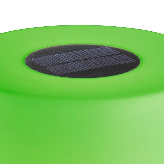 SCHÖNER WOHNEN-Kollektion Akku-Stehleuchte MINA - 34 x 34 x 150 cm, Sandschwarz, RGB, 2 W, IP44 - Nahaufnahme einer grünen Solarleuchte mit einem schwarzen Solarpanel auf der Oberseite, ideal für den Garten.