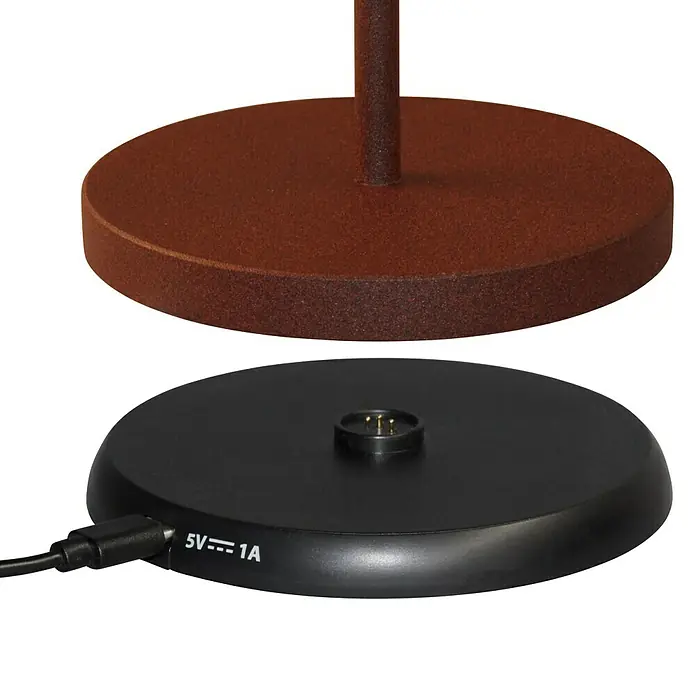 FHL easy Akku-Tischleuchte COSENZA 2.0 - 2 W, L x B x H: 11 x 11 x 34 cm, Rost, RGB - Nahaufnahme einer kabellosen Ladestation für eine Lampe, mit Stromanschluss und technischen Daten.