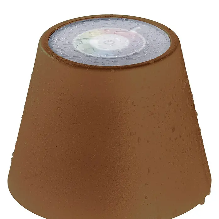FHL easy Akku-Tischleuchte COSENZA 2.0 - 2 W, L x B x H: 11 x 11 x 34 cm, Rost, RGB - Nahaufnahme einer braunen Kühltasse mit Kondenswasser, ideal für Getränke. Hält diese lange kühl und erfrischend.
