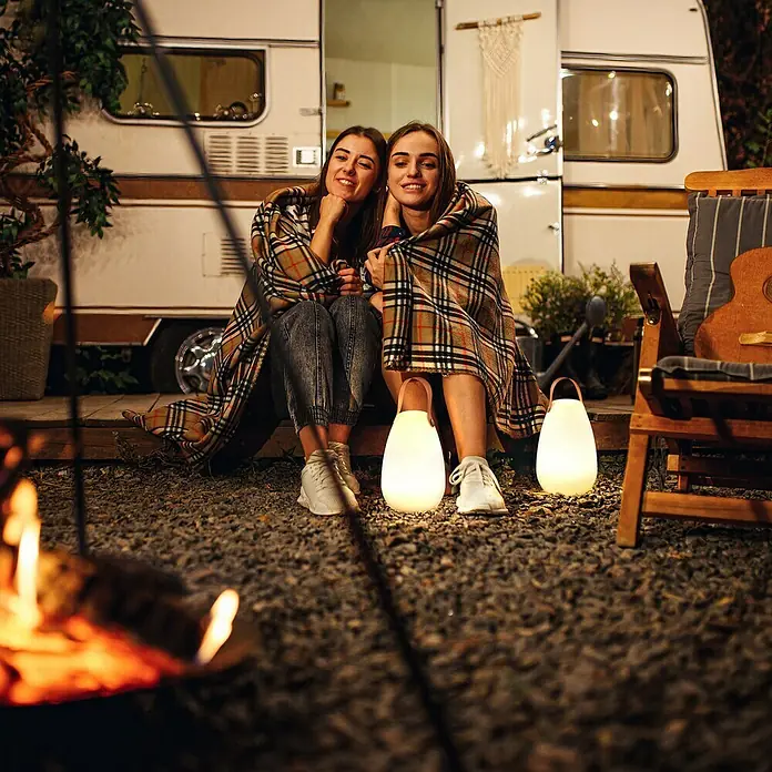 FHL easy Akku-Tischleuchte RUBY - 0,7 W, L x B x H: 14 x 14 x 20 cm, Weiß, RGBW, 1 Stk. - Zwei leuchtende, tragbare LED-Laternen mit Tragegriff für eine gemütliche Atmosphäre im Freien. Perfekt für Camping und Gartenpartys.