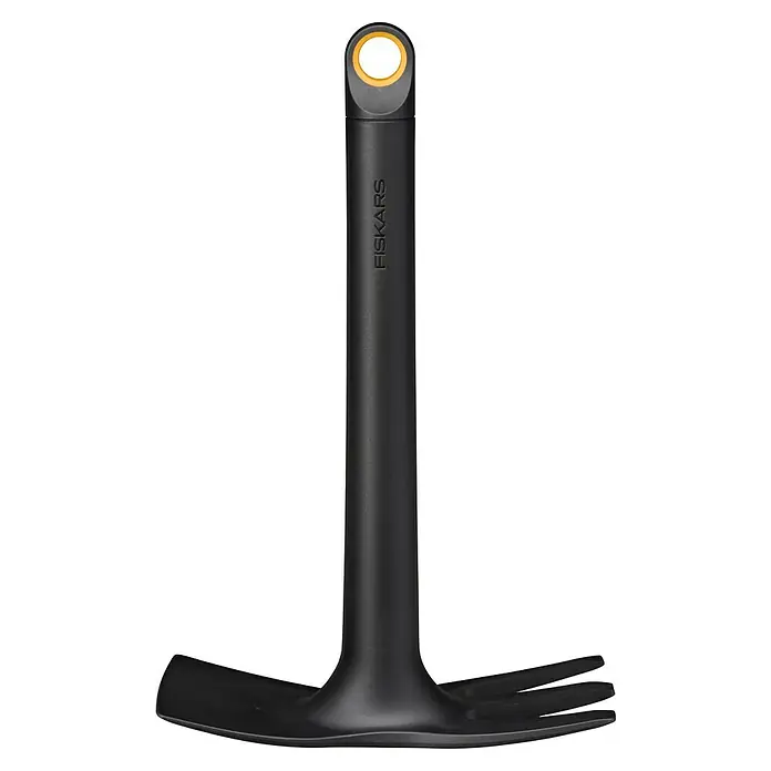 Fiskars Solid Kleinhacke - Arbeitsbreite: 7,4 cm, Blattform: Gerade, Anzahl Zinken: 3 - Abgebildet ist ein schwarzer Fleischwolf von Fiskars mit einem orangefarbenen Ring am Griffende zum Aufhängen.