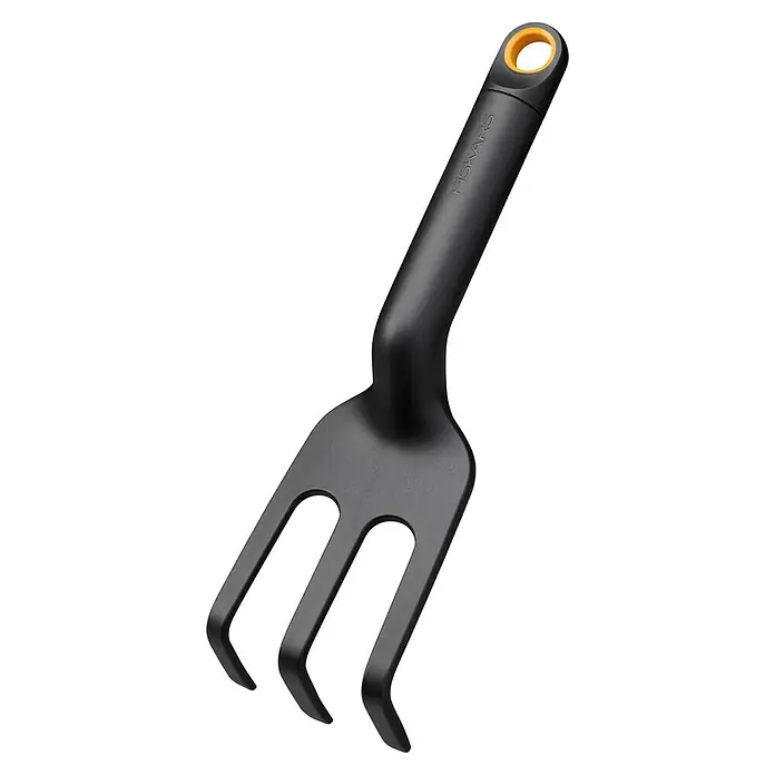Fiskars Solid Handgabel - 27,4 cm - Nahaufnahme einer schwarzen Fiskars Gartenkralle mit drei Zinken und einem orangefarbenen Aufhängeloch am Griff.
