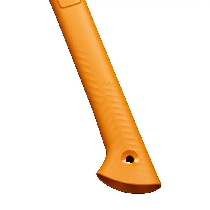 Fiskars X-series Universalaxt X13 - Länge: 33,2 cm - Nahaufnahme des orangefarbenen Griffs einer Axt mit strukturierter Oberfläche und einem Loch am unteren Ende.