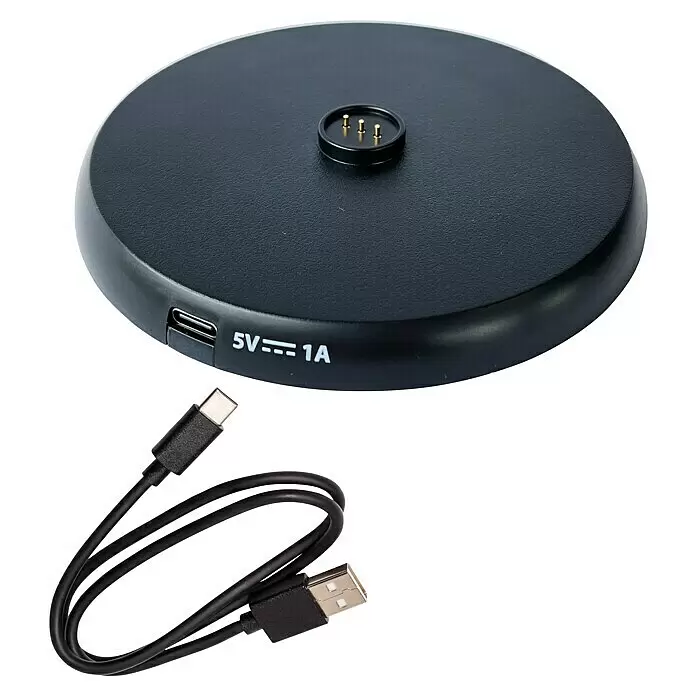 FHL easy Akku-Tischleuchte COSENZA 2.0 - 2 W, L x B x H: 11 x 11 x 34 cm, Rost, RGB - Schwarze 5V 1A Ladestation mit Pogo-Pins und USB-C-Eingang, begleitet von einem schwarzen USB-C auf USB-A Kabel.