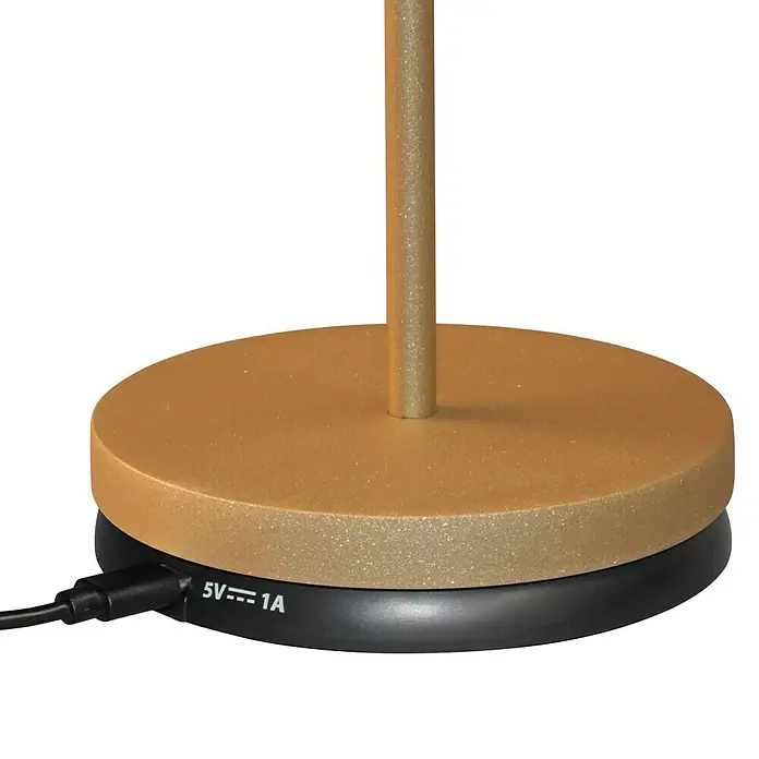 FHL easy Akku-Tischleuchte COSENZA 2.0 - 2 W, L x B x H: 11 x 11 x 34 cm, Sandschwarz/Gold, RGB - Nahaufnahme des goldenen Lampenfußes mit USB-Anschluss. Stilvolles Design mit praktischer Ladefunktion.