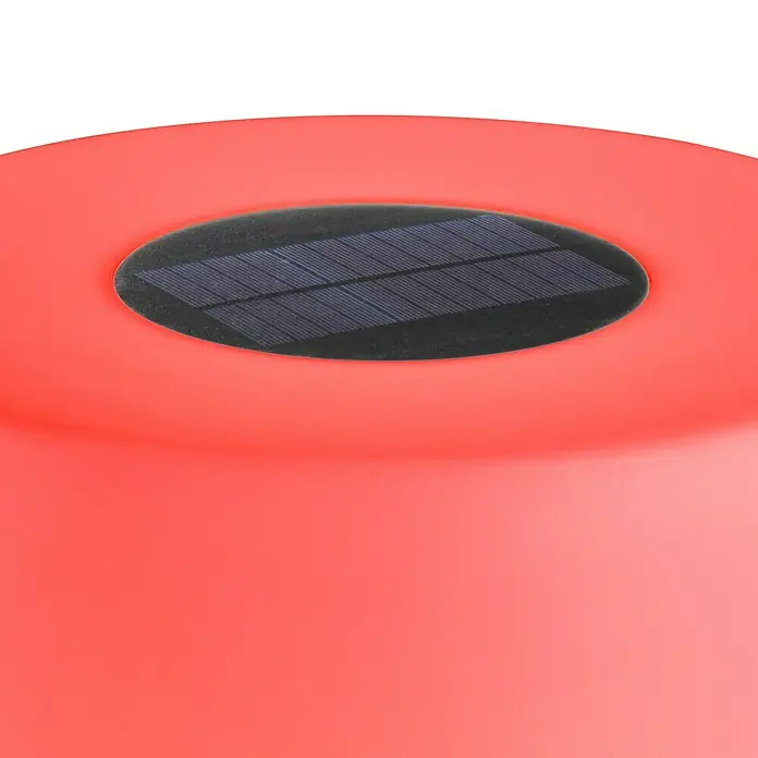 SCHÖNER WOHNEN-Kollektion Akku-Stehleuchte MINA - 34 x 34 x 150 cm, Sandschwarz, RGB, 2 W, IP44 - Nahaufnahme einer leuchtend roten Solarleuchte mit einem ovalen Solarpanel oben, ideal für stimmungsvolle Beleuchtung im Freien.