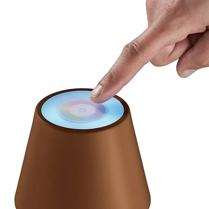 FHL easy Akku-Tischleuchte COSENZA 2.0 - 2 W, L x B x H: 11 x 11 x 34 cm, Rost, RGB - Ein Finger berührt das farbwechselnde Licht des braunen, konisch geformten Touch-Lichts. Modernes Design für stimmungsvolle Beleuchtung.