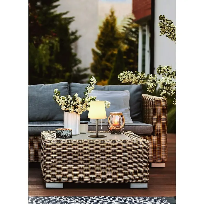 FHL easy Akku-Tischleuchte GARDEN - 2 W, L x B x H: 15 x 15 x 29 cm, Sand, RGBW - Gartensitzgruppe mit Rattanmöbeln und dekorativer Beleuchtung, die eine gemütliche Atmosphäre im Freien schafft.