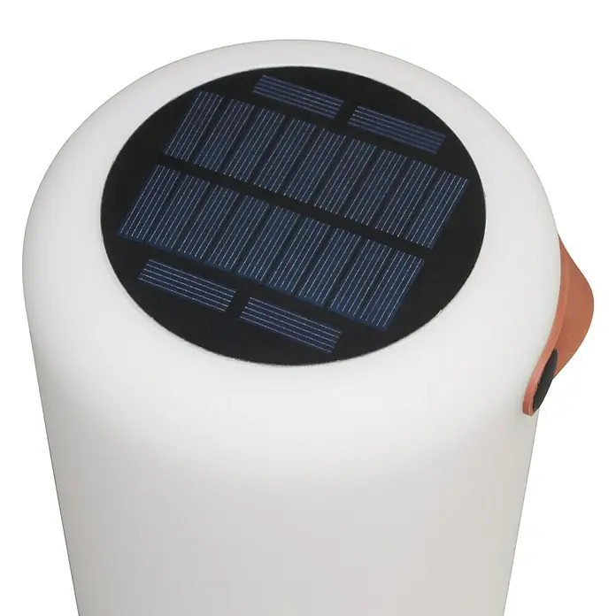 FHL easy Akku-Tischleuchte ORNO Solar - 0,5 W, L x B x H: 14 x 14 x 20 cm, Weiß, RGB, Solarbetrieben - Detailaufnahme einer weißen Solarleuchte mit Solarpanel auf der Oberseite und braunem Tragegriff.