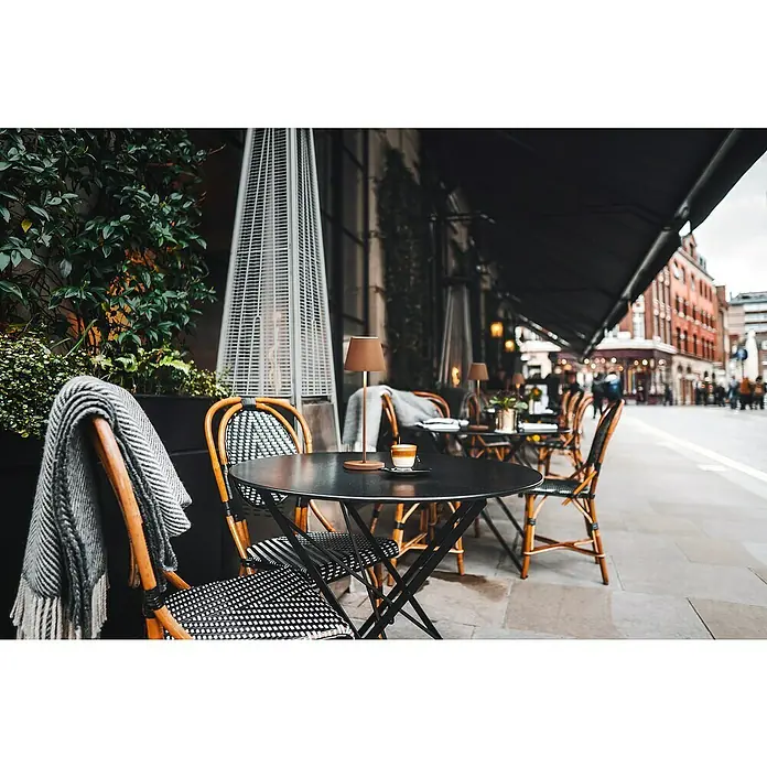 FHL easy Akku-Tischleuchte COSENZA 2.0 - 2 W, L x B x H: 11 x 11 x 34 cm, Rost, RGB - Gemütliches Straßencafé mit Bistrotischen und Stühlen mit Decken, ideal für entspannte Momente im Freien. Tischlampen sorgen für angenehme Atmosphäre.