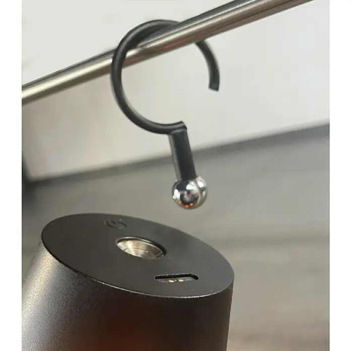 FHL easy Akku-Tischleuchte VOET - 3 W, L x B x H: 17 x 12 x 34 cm, Sandschwarz, Warmweiß - Ein minimalistischer Diffusor mit einem eleganten Design und einem magnetischen Aufhänger für vielseitige Anwendungsmöglichkeiten.