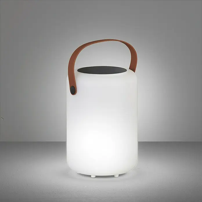 FHL easy Akku-Tischleuchte ORNO Solar - 0,5 W, L x B x H: 14 x 14 x 20 cm, Weiß, RGB, Solarbetrieben - Elegante, zylindrische LED-Lampe mit Tragegriff aus braunem Leder, die ein warmes, diffuses Licht spendet und sich ideal für den Innen- und Außenbereich eignet.
