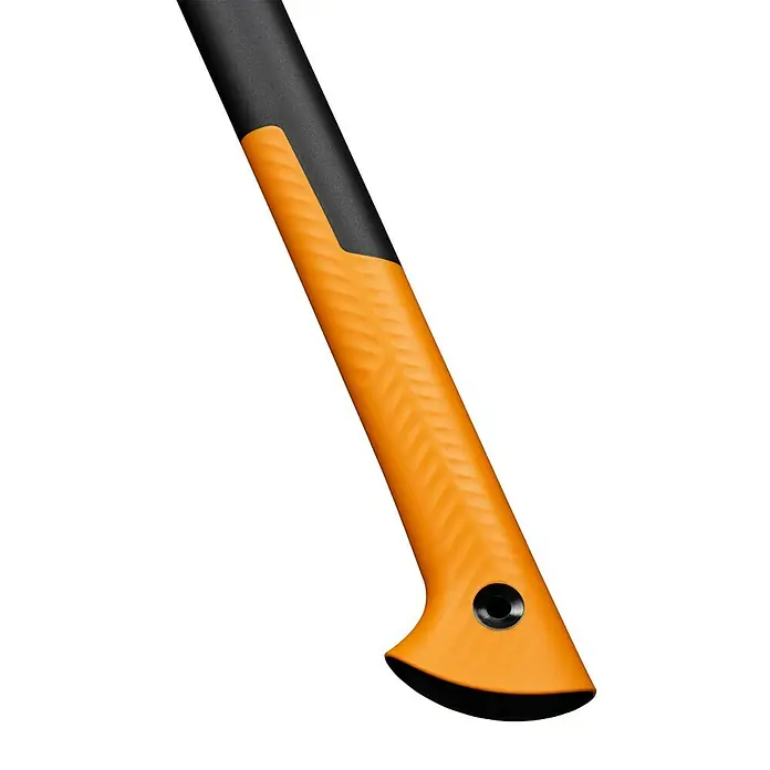 Fiskars X-series Spaltaxt X36 L - Länge: 91,5 cm - Nahaufnahme des orangefarbenen Griffs einer Axt mit schwarzem Griffteil. Die Axt hat eine markante Textur für besseren Halt.