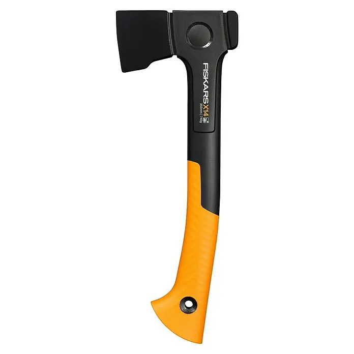 Fiskars X-series Universalaxt X14 - Länge: 35,5 cm - Nahaufnahme einer Fiskars X14 Spaltaxt mit schwarzem Kopf und orangefarbenem Griff auf schwarzem Hintergrund, ideal für Holzspalten und -hacken.