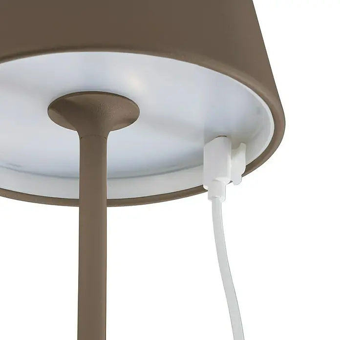 FHL easy Akku-Tischleuchte COSENZA - 2 W, L x B x H: 12 x 12 x 38 cm, Graubraun, RGB, 1 Stk. - Nahaufnahme einer braunen Stehlampe mit weißem Lampenschirm und weißem Kabel.