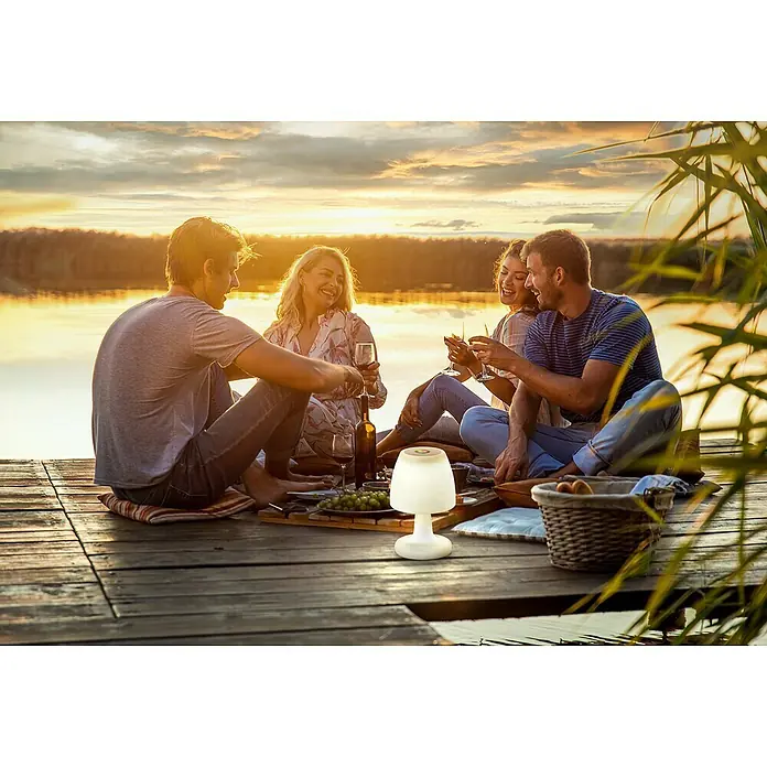 FHL easy Akku-Tischleuchte BARLETTA - 2 W, L x B x H: 16 x 16 x 26 cm, Weiß, RGB - Ein gemütliches Picknick am See mit einer stimmungsvollen Tischleuchte, die warmes Licht spendet und die Atmosphäre perfekt abrundet.
