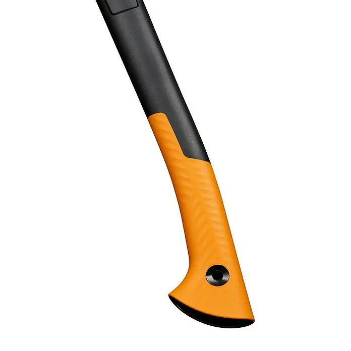 Fiskars X-series Universalaxt X18 - Länge: 44,5 cm - Detailaufnahme einer Axt mit orangefarbenem Griff und schwarzem Schaft. Ideal für Holzbearbeitung und Outdoor-Aktivitäten.