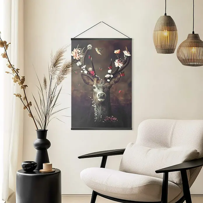 Reinders Posterschienen Click Frame - Schwarz, 21 cm - Wandbild mit einem Hirsch, geschmückt mit Blumen und Schmetterlingen, hängt in einem stilvollen Wohnzimmer über einem Sessel.