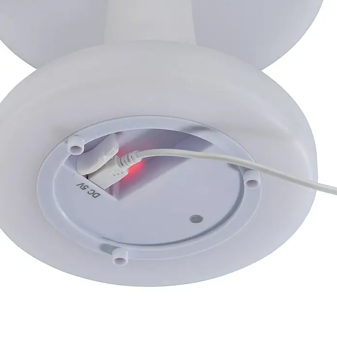 FHL easy Akku-Tischleuchte BARLETTA - 2 W, L x B x H: 16 x 16 x 26 cm, Weiß, RGB - Nahaufnahme der Unterseite einer Lampe, die ein USB-Ladekabel zeigt.