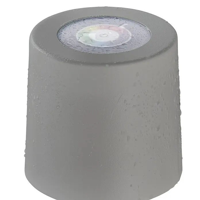 SCHÖNER WOHNEN-Kollektion Akku-Tischleuchte SUN - 2 W, L x B x H: 12 x 12 x 38 cm, Sand, RGB - Nahaufnahme einer grauen LED-Gartenleuchte, die mit Wassertropfen bedeckt ist, ideal für die Außenbeleuchtung.