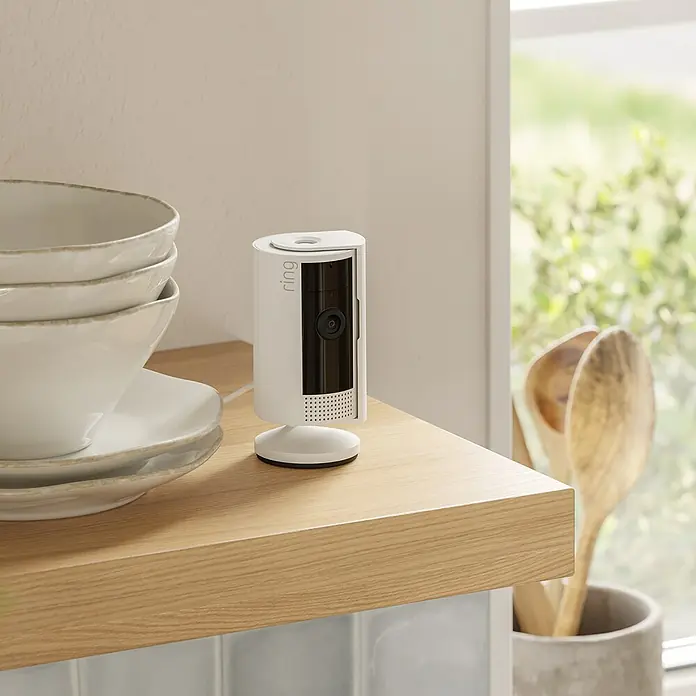 Ring Innenkamera Indoor Cam 2. Gen. - 1.080 Pixel (Full HD), Weiß, 1 Stk. - Nahaufnahme einer Ring Stick Up Cam Plug-In, einer kabellosen Überwachungskamera mit flexibler Platzierung für den Innenbereich.